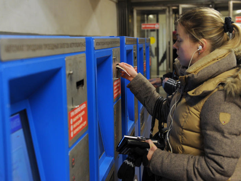 Новости проезде. Оплата проезда в Московском метрополитене. Новые терминалы оформления проездных в метро Москвы фото.