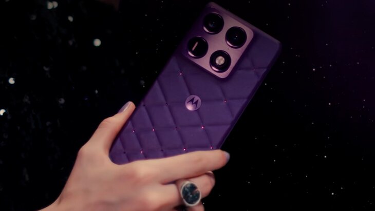 Motorola ��������� �������� � �������� � ����������� Swarovski
