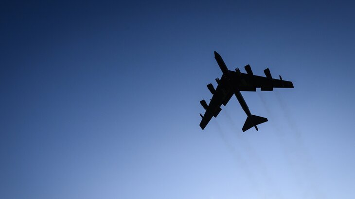 �������������� B-52 �������� ����� ������ � �������� � ����������