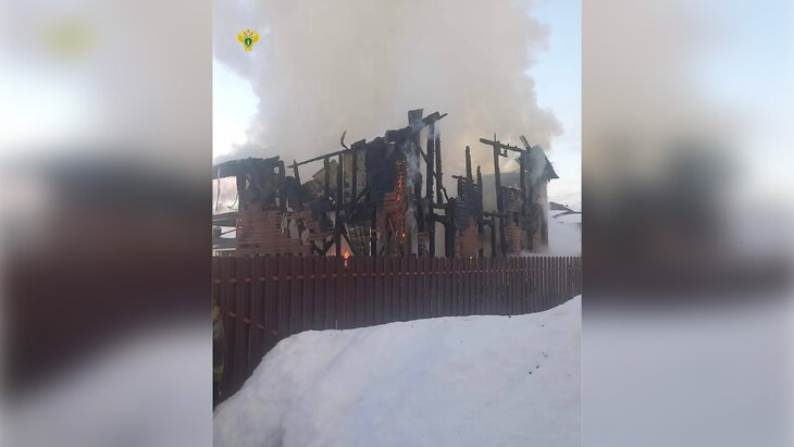 Три человека погибли при пожаре в двухэтажном частном доме в ТиНАО