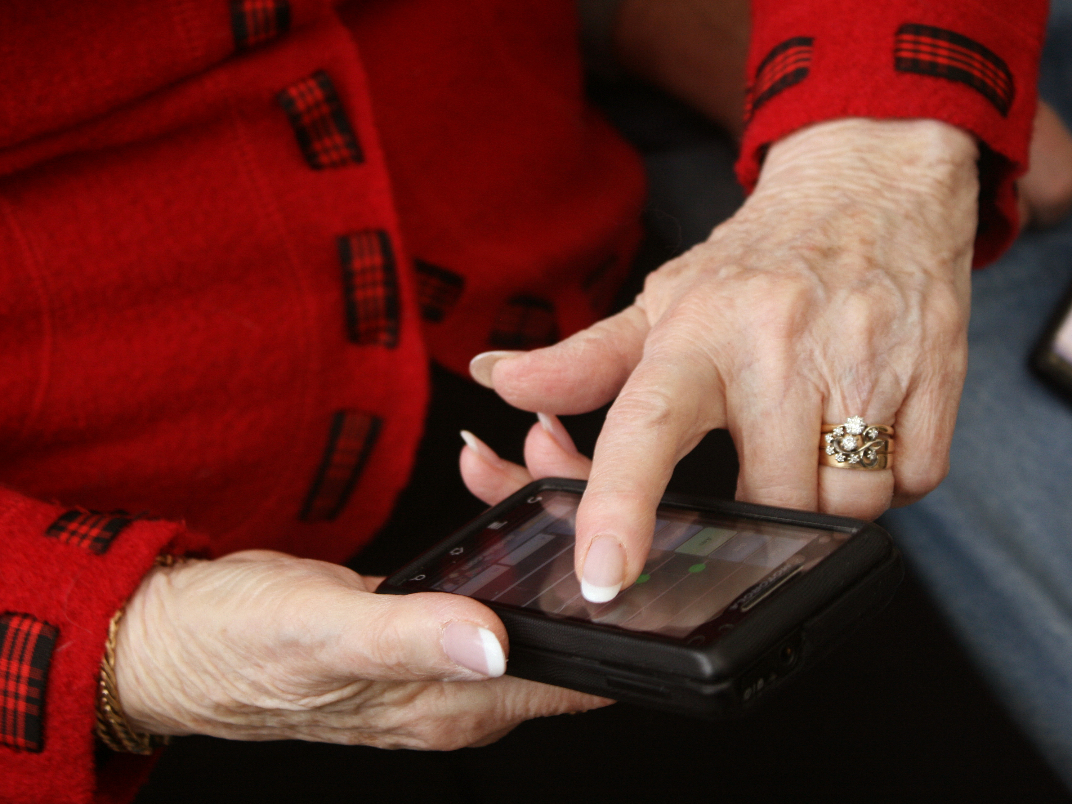 Мошенничество пожилые. Мошенничество пенсионеры. Смартфон для пенсионеров. Пенсионер с телефоном в руке. Бабушка с телефоном в руке.
