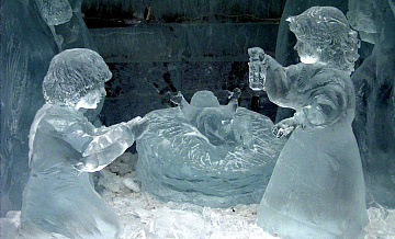 В поселках Новой Москвы демонтируют ледяные скульптуры