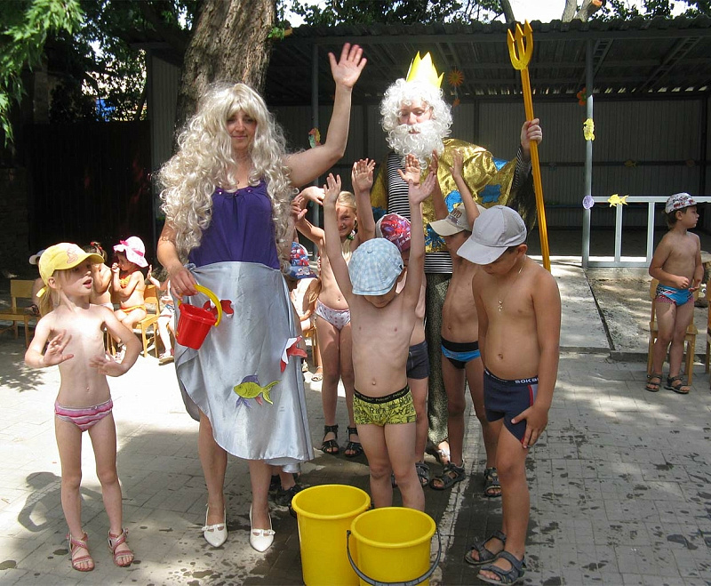 Семьи нудистов праздную. Семьи нуддиские праздник нептпооно. Семьи нуддиские праздник Нептуна дети. Семьи нуддиские праздник Нептуна Коктебель. День Нептуна лагерь Коктебель.