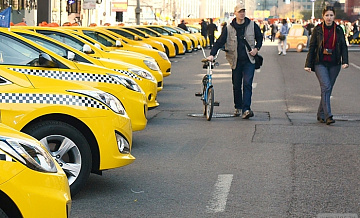 Собянин вручил 50-тысячное разрешение на работу такси в Москве