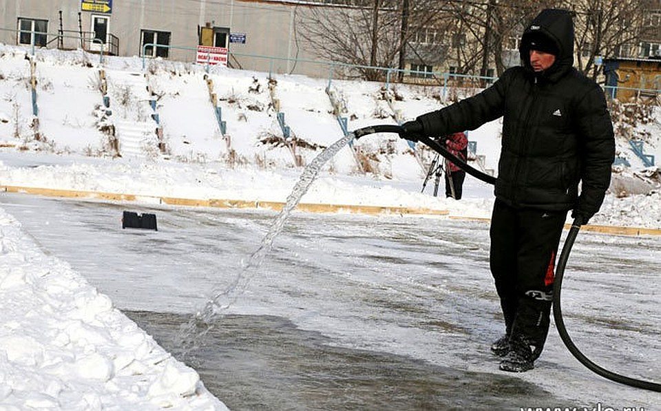 Катки заливают горячей водой. Приспособления для заливки льда. Заливка катка. Приспособление для заливки льда на улице. Каток во дворе.