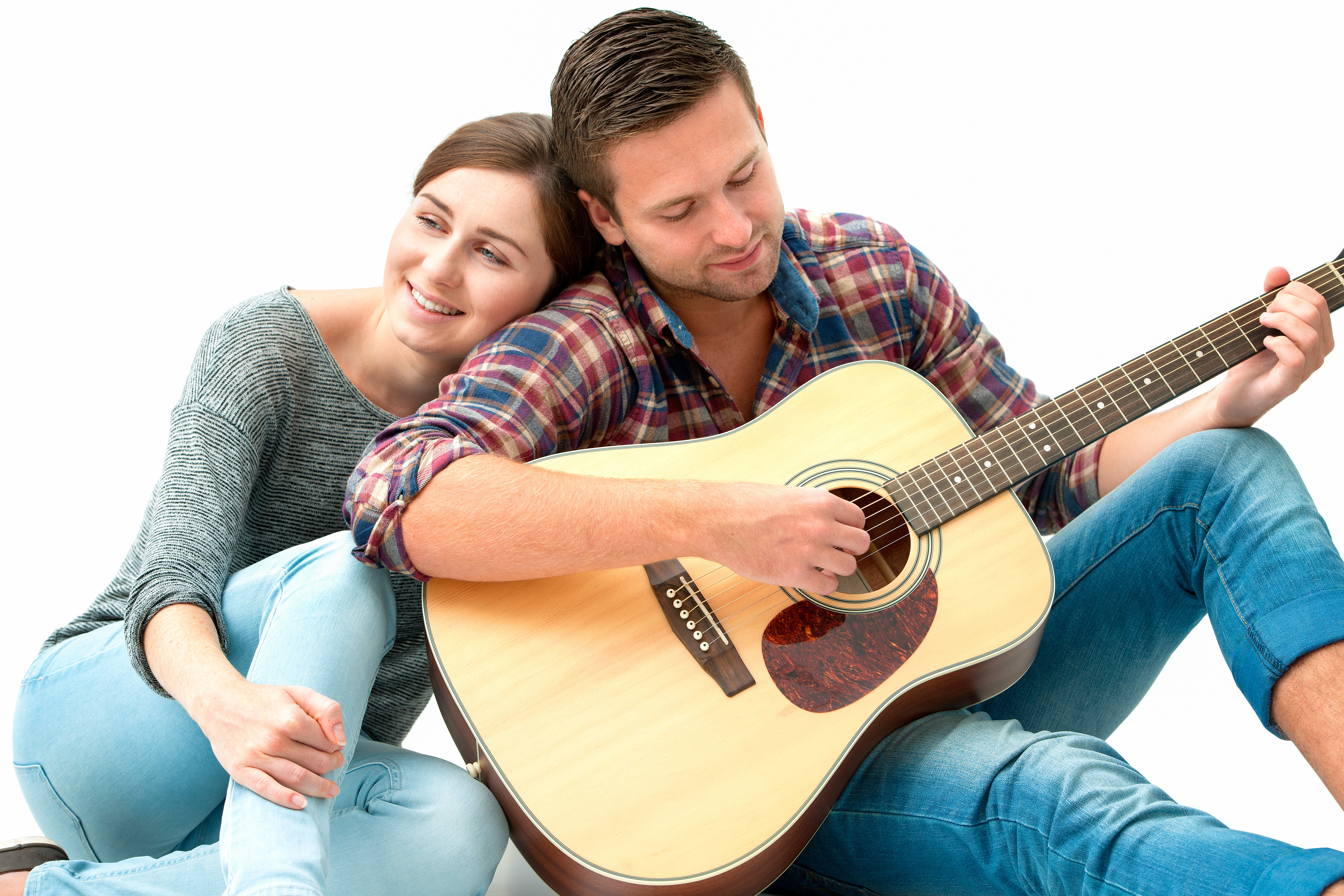Парень играет на гитаре девушка. Парень и девушка поют. Мужчина женщина гитара. Парень с гитарой и девушка. Парень гитарист и девушка.